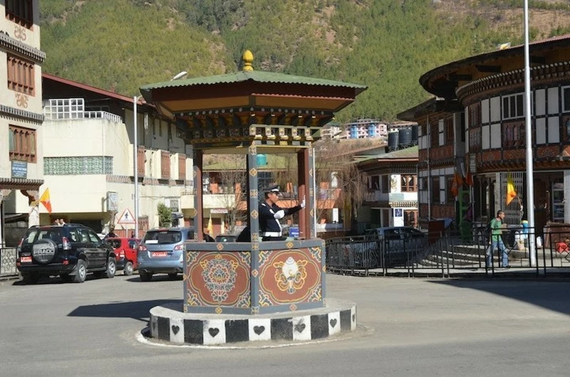 Did you know... Bhutan is the only country in the world without a single set of traffic lights in its capital city, Thimphu? Instead, traffic at the main street's major intersection is directed by hand by a local policeman from a picturesque tower. 

📸 : travel.portnoy.org

#gangteylodge #bhutanlife #BhutanTrivia #UniqueTrafficSystem #Thimphu #NoTrafficLights #LocalPoliceman #PicturesqueTower #TrafficDirection